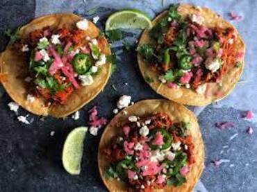 Tostada de Tinga de Pollo